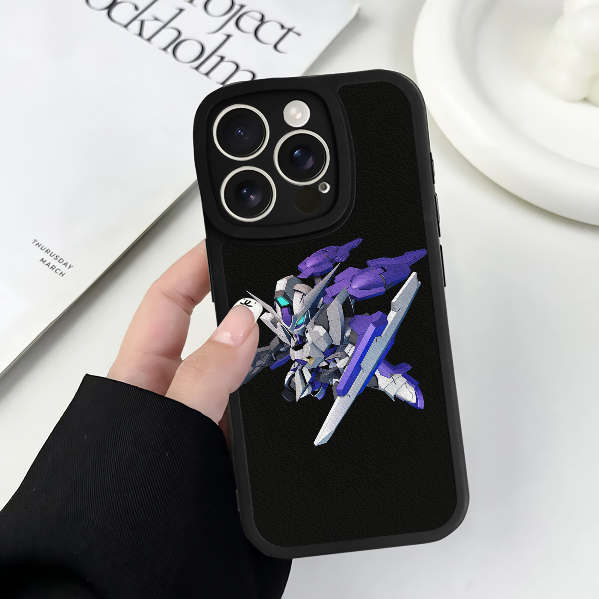 （画像用） 機動戦士ガンダム Mobile Suit Gundam 【iPhone 16シリーズ対応】シリコンスマホケース（レザー調） 材質：シリコン